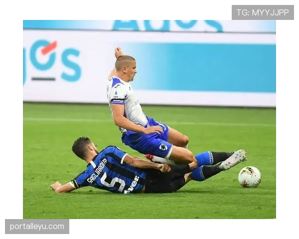 足球铲球规则详解：合法动作判定及违规判罚标准